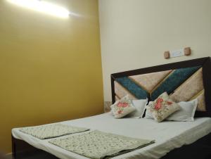 Letto o letti in una camera di "Om Sadan" Guest House Ayodhya Dhaam