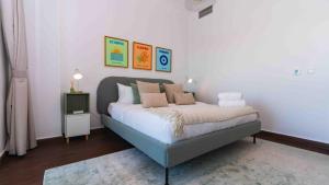 Una cama o camas en una habitación de Two Bed In Ansam Hosted By Voyage 29 fotos más