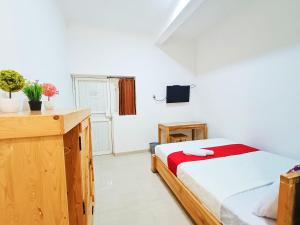 Postel nebo postele na pokoji v ubytování YUTAKA INN Suhat Permata Jingga