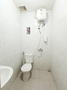 Koupelna v ubytování YUTAKA INN Suhat Permata Jingga