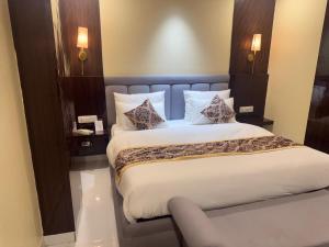 Imagen de la galería de Food Plaza Hotel Shreyash Inn, en Naugachia