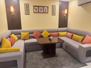 Imagen de la galería de Food Plaza Hotel Shreyash Inn, en Naugachia