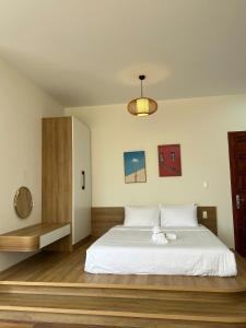 Postel nebo postele na pokoji v ubytování Wonder House Dalat