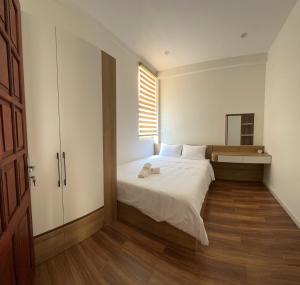 Postel nebo postele na pokoji v ubytování Wonder House Dalat
