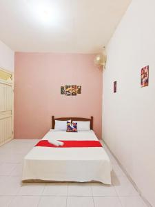 Postel nebo postele na pokoji v ubytování YUTAKA INN Suhat Permata Jingga + 9 fotografií