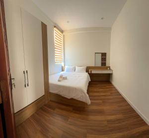 Postel nebo postele na pokoji v ubytování Wonder House Dalat