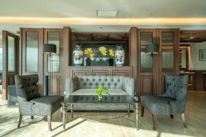TV a/nebo společenská místnost v ubytování The Acacia Hotel Jakarta