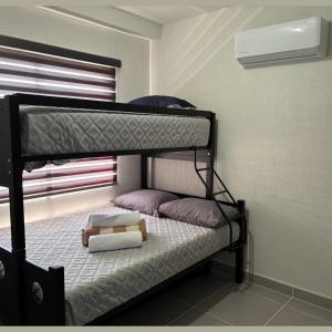 ein Etagenbett mit einem Teddybären drauf in der Unterkunft Comodo departamento en Barra Vieja Acapulco in Acapulco