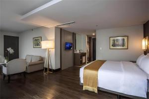 Postel nebo postele na pokoji v ubytování The Acacia Hotel Jakarta + 25 fotografií