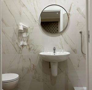 A bathroom at Nouvelle Maison Rome Luxury Palace