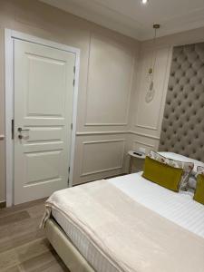 A bed or beds in a room at Nouvelle Maison Rome Luxury Palace