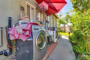 Φωτογραφία από το άλμπουμ του Just The Two Of Us -Romantic Pool View And Private Entry Sleeps 2 Near CSUN CSUN σε North Hills