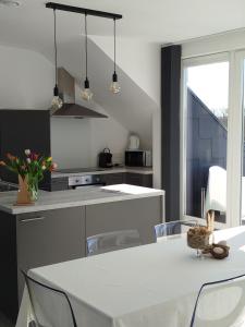 Kuchyň nebo kuchyňský kout v ubytování Penthouse avec vue - Durbuy - Hotton - La Roche en Ardennes - Han sur Lesse - Lumineux - Terrasses - Parking - Grand jardin