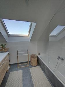 Koupelna v ubytování Penthouse avec vue - Durbuy - Hotton - La Roche en Ardennes - Han sur Lesse - Lumineux - Terrasses - Parking - Grand jardin