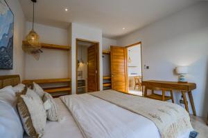 Ένα ή περισσότερα κρεβάτια σε δωμάτιο στο Elegant One Bed Suite With Pool View