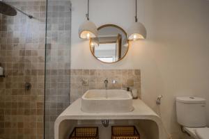 Ένα μπάνιο στο Elegant One Bed Suite With Pool View