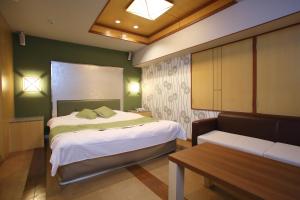Postel nebo postele na pokoji v ubytování Hotel ASH ホテル アッシュ