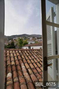 イドラにあるAretiの窓から瓦屋根の景色を望めます。