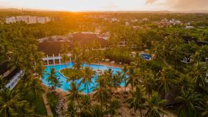 une vue aérienne d'un complexe avec piscine et palmiers dans l'établissement PrideInn Flamingo Beach Resort & Spa Mombasa, à Mombasa
