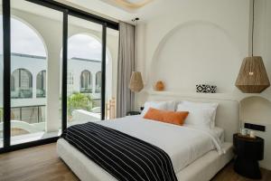 Un dormitorio con una cama y un balcón. en The Makara Villas Uluwatu, en Uluwatu 19 fotos más