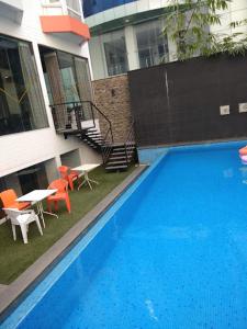 Bazén v ubytování Inventree Hotel,Bangalore nebo v jeho okolí
