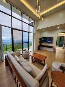TV a/nebo společenská místnost v ubytování The Hillside Villa Tagaytay