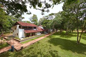 uma vista aérea de uma casa com quintal em Cinnamon Lodge Habarana em Sigiriya