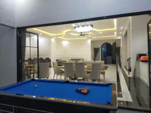a pool table in a room with a dining room at Pesona Halimun Cisarua in Paragajen