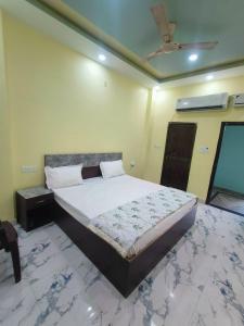 um quarto com uma cama e um teto em Parth homstay em Ayodhya mais 5 fotografias