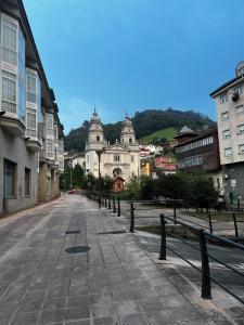 Precioso piso en Mieres con Jardín في مييريس: شارع فارغ في مدينة مليئة بالمباني