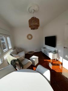 Precioso piso en Mieres con Jardín في مييريس: غرفة معيشة مع أريكة وتلفزيون