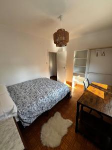 Precioso piso en Mieres con Jardín في مييريس: غرفة نوم بسرير وطاولة وسجادة +8 صور