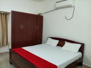 Postel nebo postele na pokoji v ubytování Lakshmibalajistayhome 1bhk&2bhk