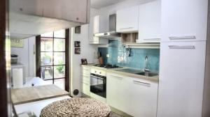 Η κουζίνα ή μικρή κουζίνα στο Villa Colli Verdi, met privé zwembad & 5 slaapkamers dicht bij Lucca en Pisa