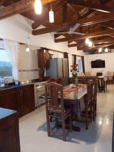 eine Küche mit einem Tisch und einigen Stühlen und eine Küche mit in der Unterkunft Club de Campo Santa Apolonia en Salta- Cerrillos in Cerrillos + 9 Fotos