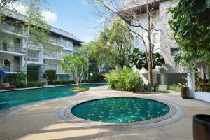 Bazén v ubytování The Park Nine Hotel Srinakarin nebo v jeho okolí