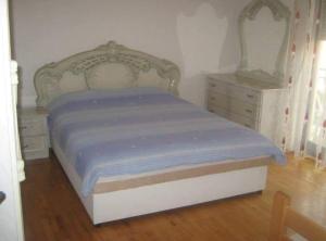 奥赫里德Guest house Kiko的一间卧室配有床和2个梳妆台