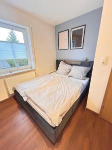 Postel nebo postele na pokoji v ubytování Ferienwohnung Sill Im Herzen Ostfrieslands