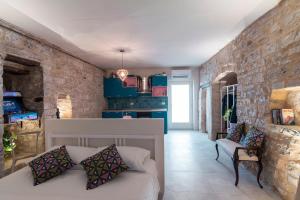 Kuchyň nebo kuchyňský kout v ubytování Cornelia Cave studio apartment