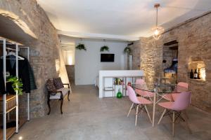 TV a/nebo společenská místnost v ubytování Cornelia Cave studio apartment