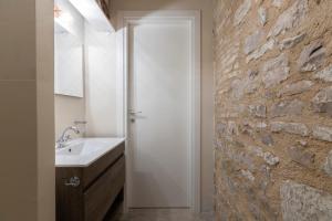 Koupelna v ubytování Cornelia Cave studio apartment + 19 fotografií