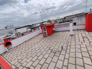 czerwona budka telefoniczna na dachu budynku w obiekcie CASA DI KEKKO w mieście Mesagne +3 zdjęcia