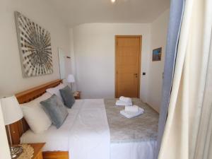 Postel nebo postele na pokoji v ubytování Grapevines Villas Makrygialos + 37 fotografií