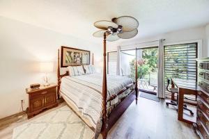 プリンスビルにあるSpacious Getaway Condo Near Beach & Golf 1st Floorのベッドと大きな窓のある寝室