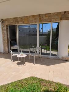 Balkón nebo terasa v ubytování Grapevines Villas Makrygialos