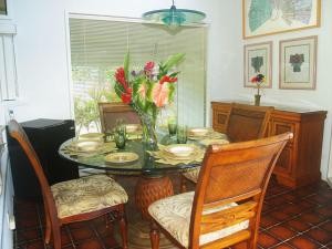 プリンスビルにあるSpacious Getaway Condo Near Beach & Golf 1st Floorの花瓶付きのダイニングテーブル