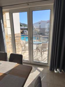 Bazén v ubytování Grapevines Villas Makrygialos nebo v jeho okolí