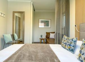 une chambre d'hôtel avec un lit et une chaise dans l'établissement Apartment Baska mit Poolarea - Krk, Kroatien, à Baška 53 autres photos