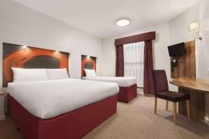 Postel nebo postele na pokoji v ubytování Ramada London Stansted Airport