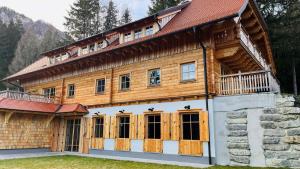 una grande casa di legno con tetto a padiglione di Mariandl Alm a Reichraming